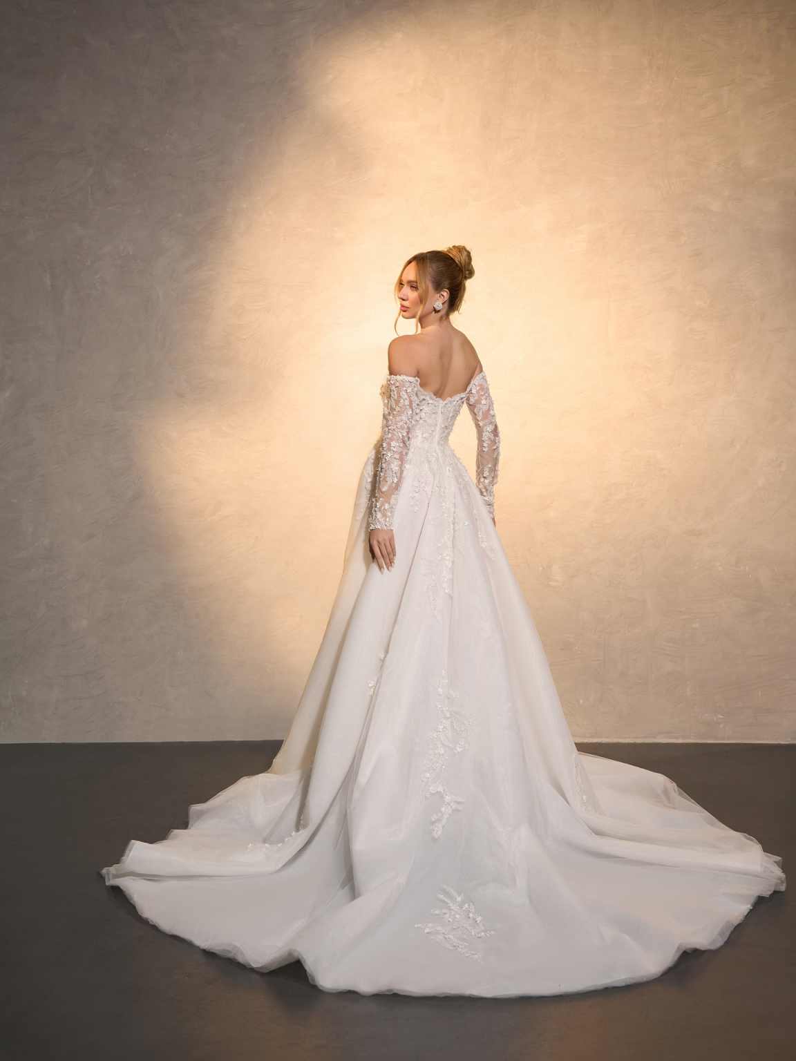 Vestido de novia elegante cort - Embroidery Online Designs reseña y precio
